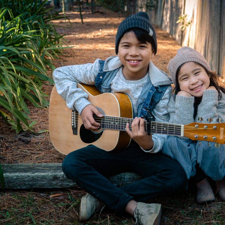 2 kids playing guitar